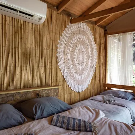 מלון The Fabric Lounge 2*